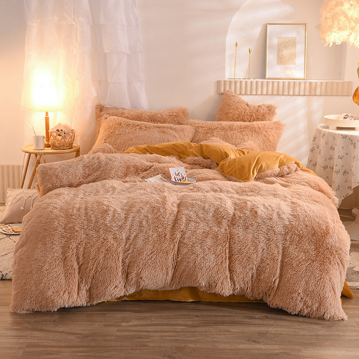 Fluffigt påslakanset i beige på dubbelsäng