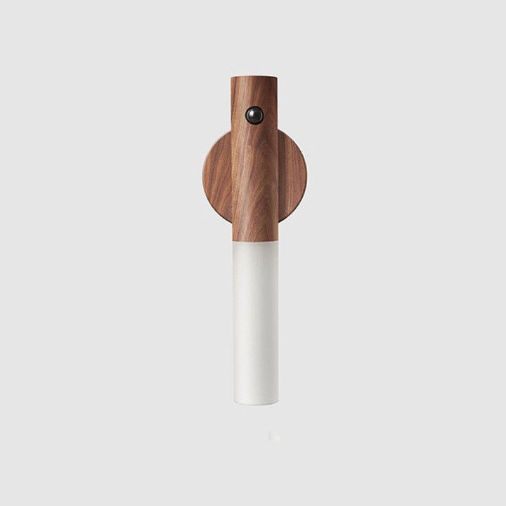 Lampa i ljust trä med rörelsesensor på vägg