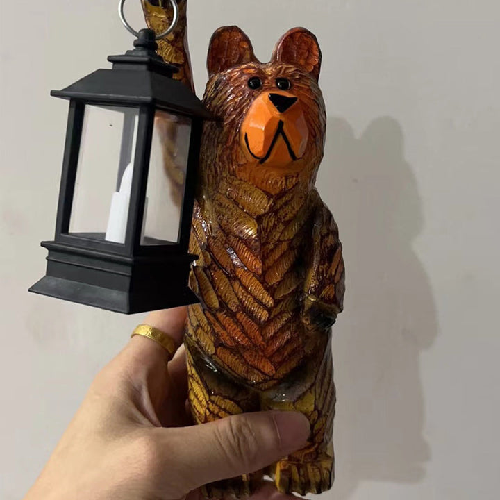 Cederträ snidad björn med solarlampa