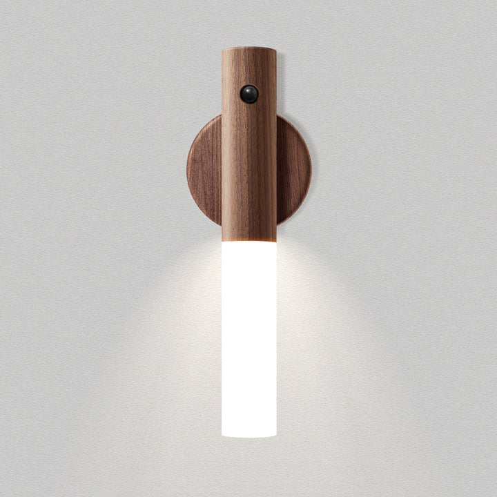 Lampa i ljust trä med rörelsesensor på vägg