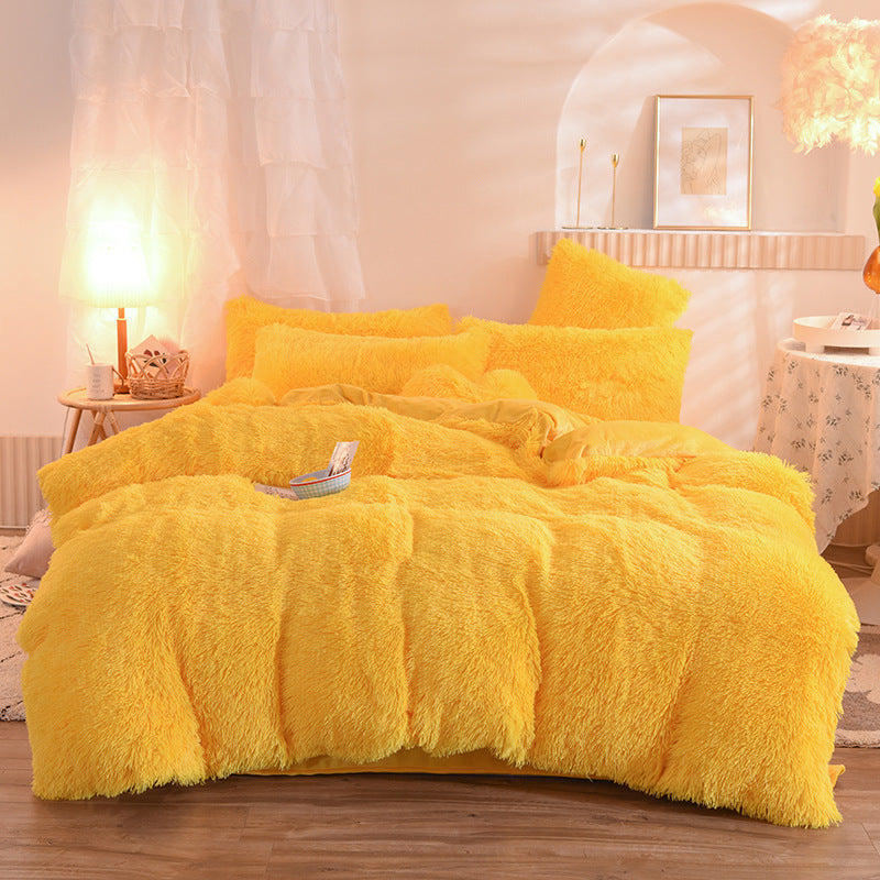 Fluffigt påslakanset i beige på dubbelsäng