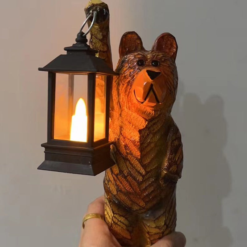 Cederträ snidad björn med solarlampa