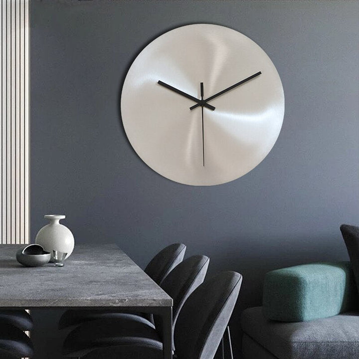 Elegant väggklocka i rostfritt stål för tidlös stil