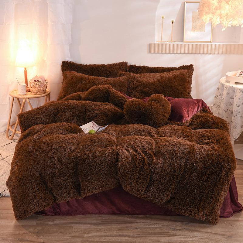 Fluffigt påslakanset i beige på dubbelsäng