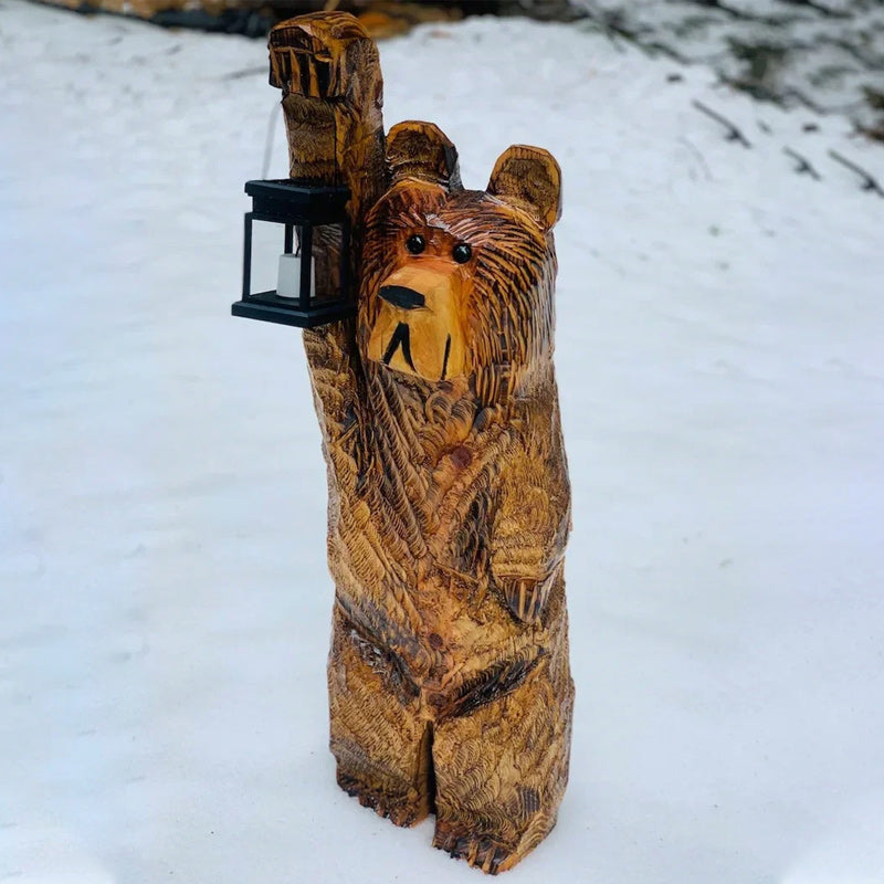 Cederträ snidad björn med solarlampa
