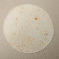 Rund tortillafilt på soffa