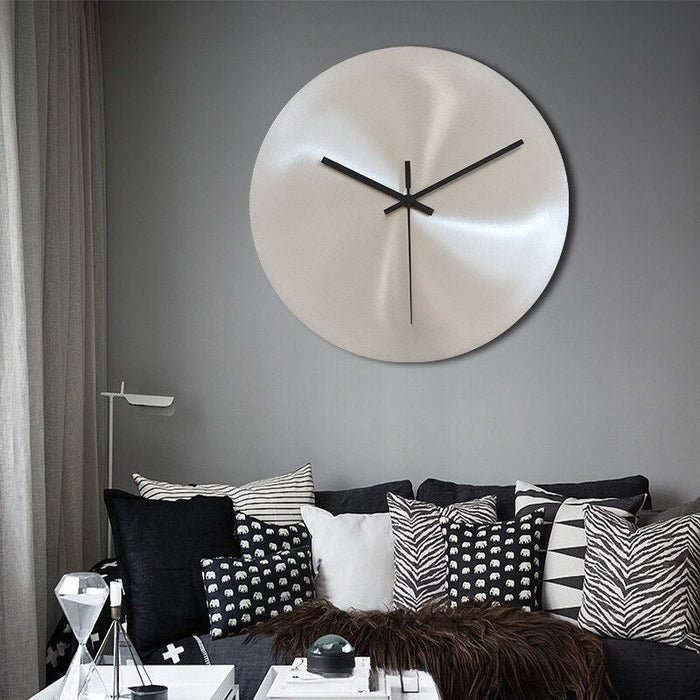Elegant väggklocka i rostfritt stål för tidlös stil
