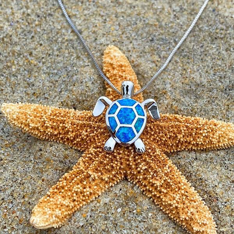 Halsband av blå opal med havssköldpadda