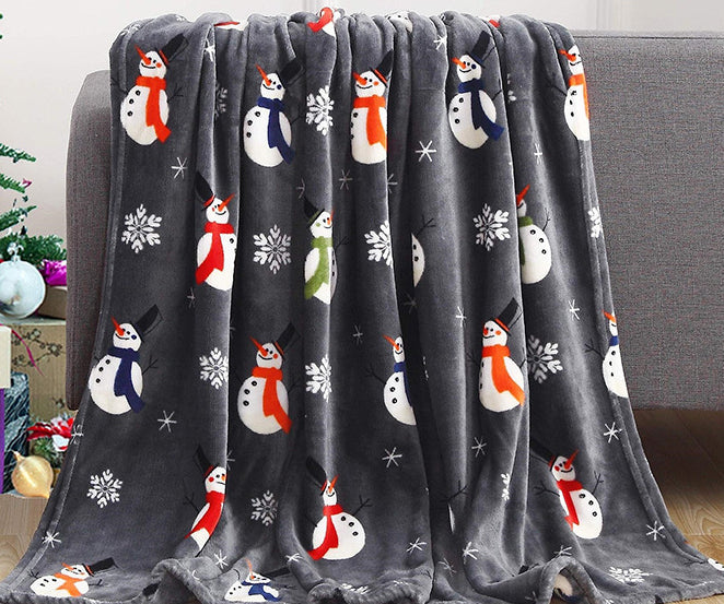 Röd julfilt med renmönster på soffa