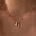 Karnz | Delikat Diamant Initial & Kors Halsband