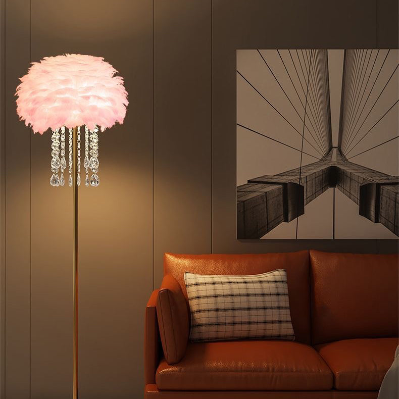 Golvlampa i nordisk stil med fjäder- och kristallskärm