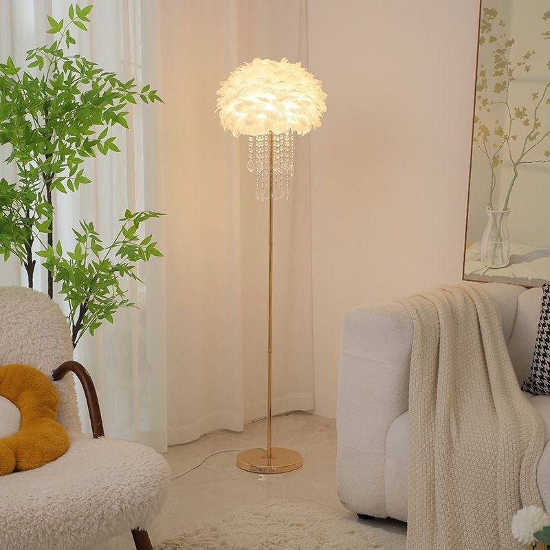 Golvlampa i nordisk stil med fjäder- och kristallskärm