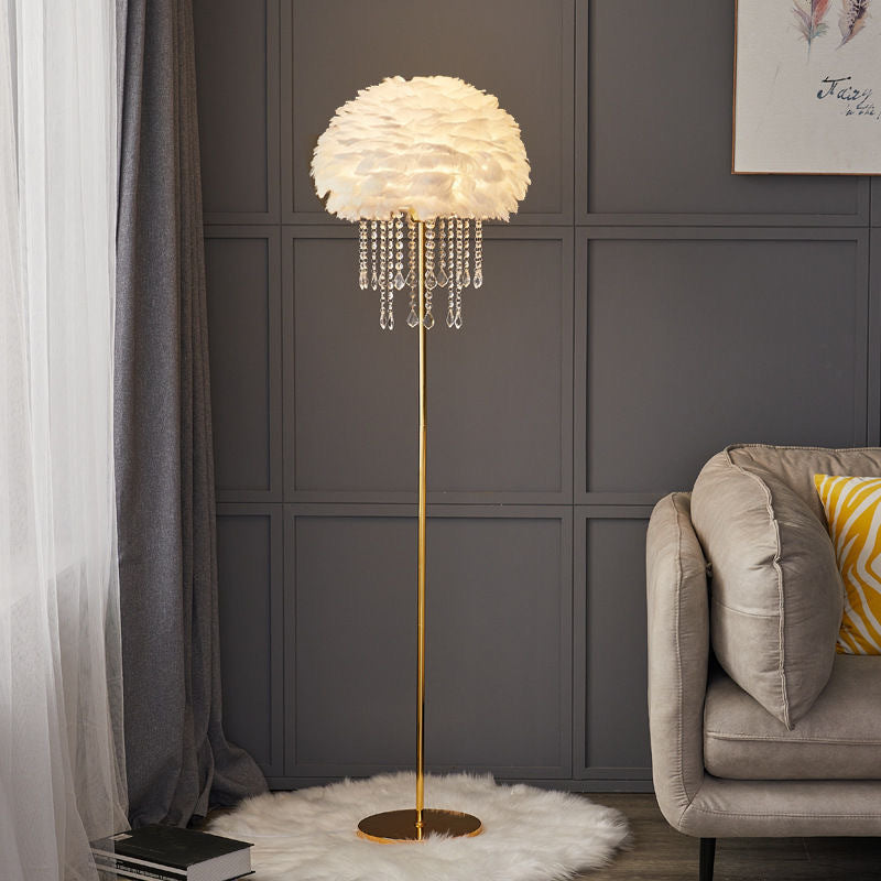 Golvlampa i nordisk stil med fjäder- och kristallskärm