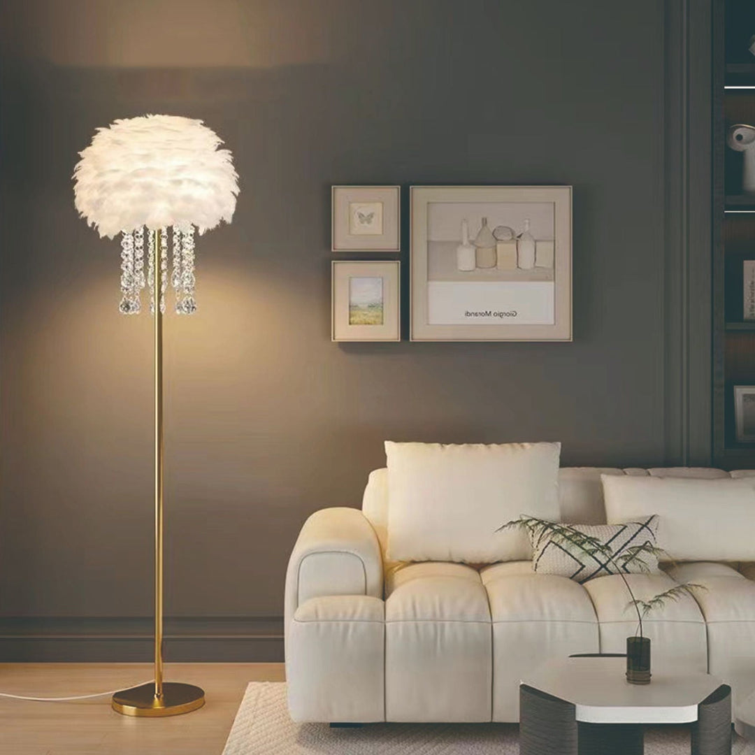Golvlampa i nordisk stil med fjäder- och kristallskärm