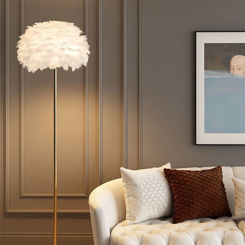 Golvlampa i nordisk stil med fjäder- och kristallskärm