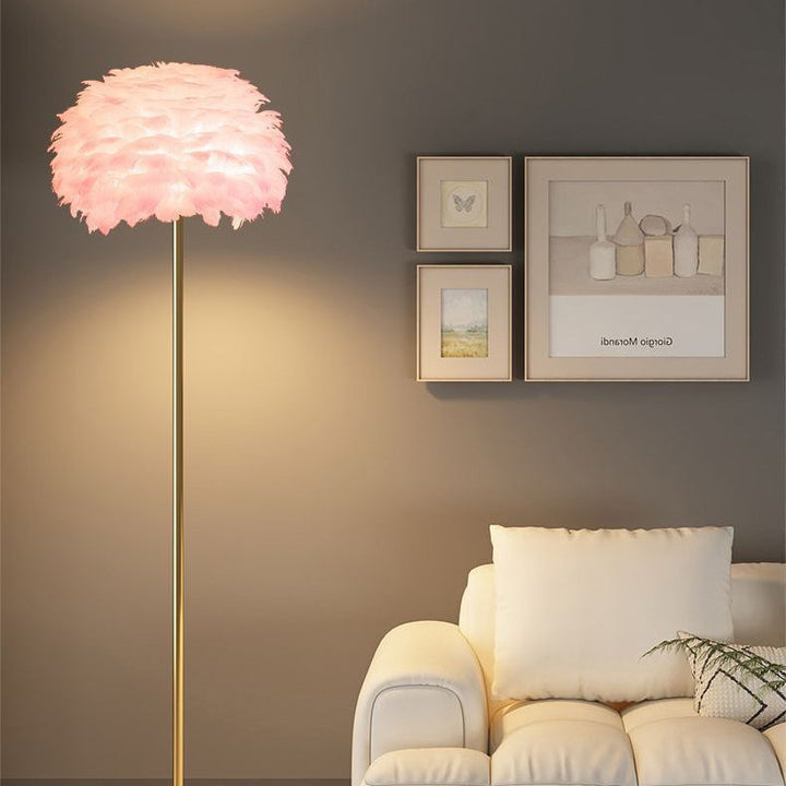 Golvlampa i nordisk stil med fjäder- och kristallskärm