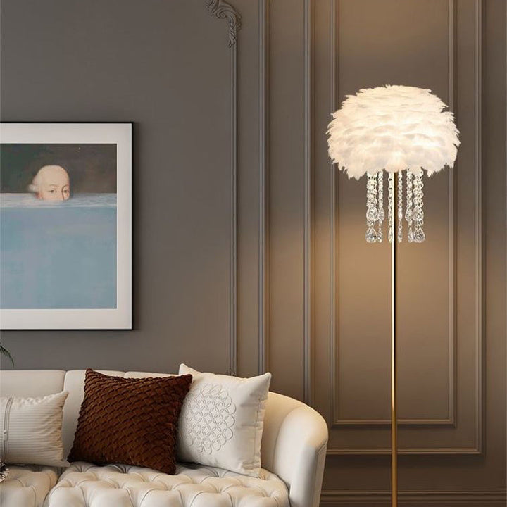 Golvlampa i nordisk stil med fjäder- och kristallskärm