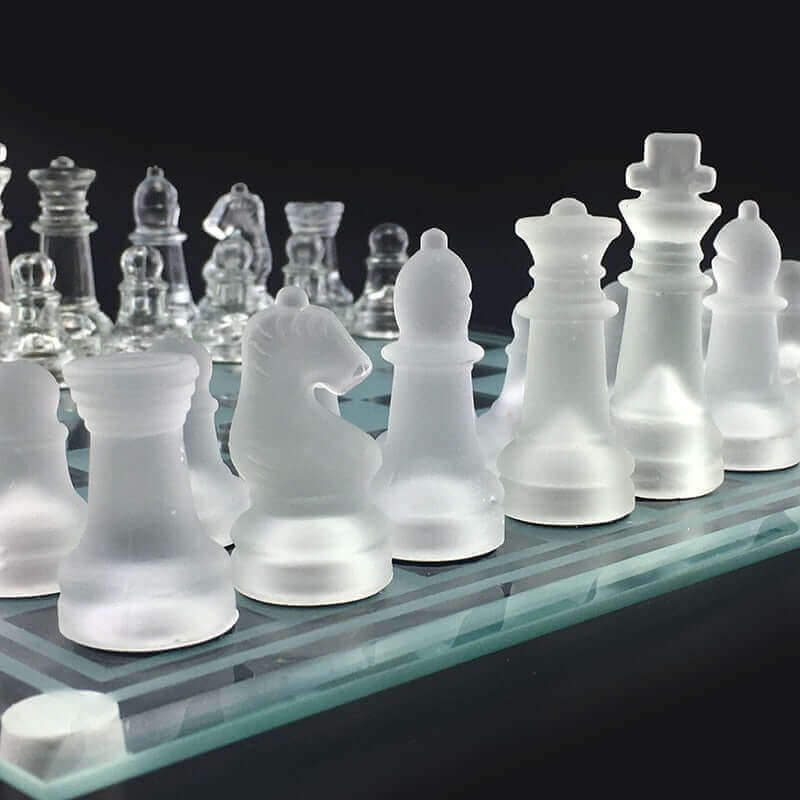 Sandsberg | Glas-Schackspel | Mattade Kristallfigurer med Schackbräda