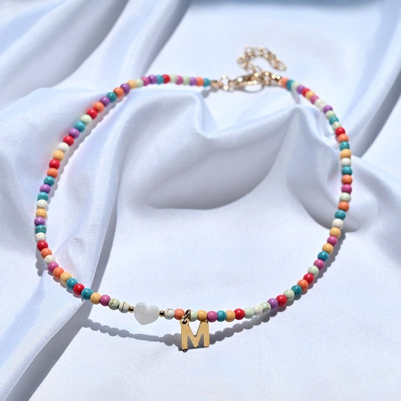 Pärlhalsband med bokstavshänge