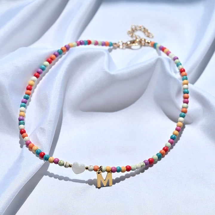 Pärlhalsband med bokstavshänge