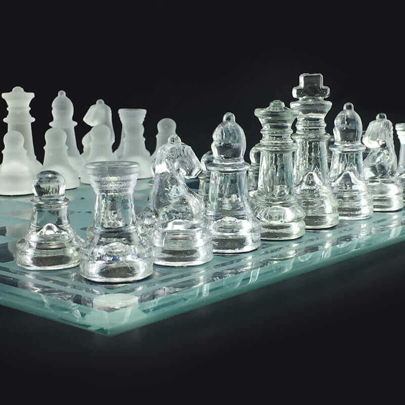 Sandsberg | Glas-Schackspel | Mattade Kristallfigurer med Schackbräda