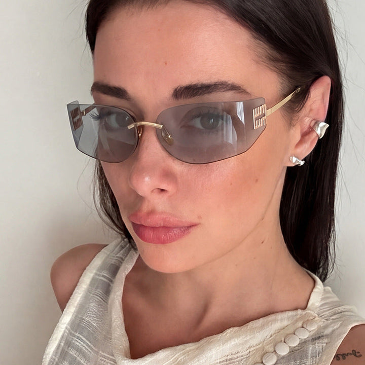 Damen futuristisk designer solbrille med usædvanlig ramme og UV-beskyttelse fra Karnz