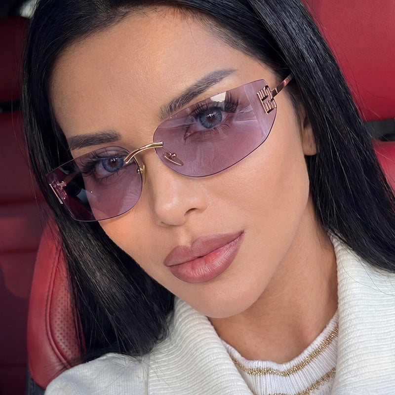 Damen futuristisk designer solbrille med usædvanlig ramme og UV-beskyttelse fra Karnz