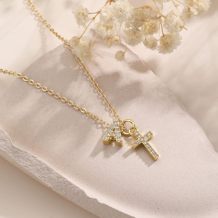 Karnz | Delikat Diamant Initial &amp; Kors Halsband