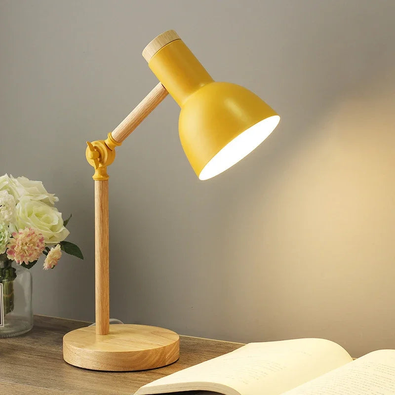 Justerbar bordslampa i trä | Nordisk belysning