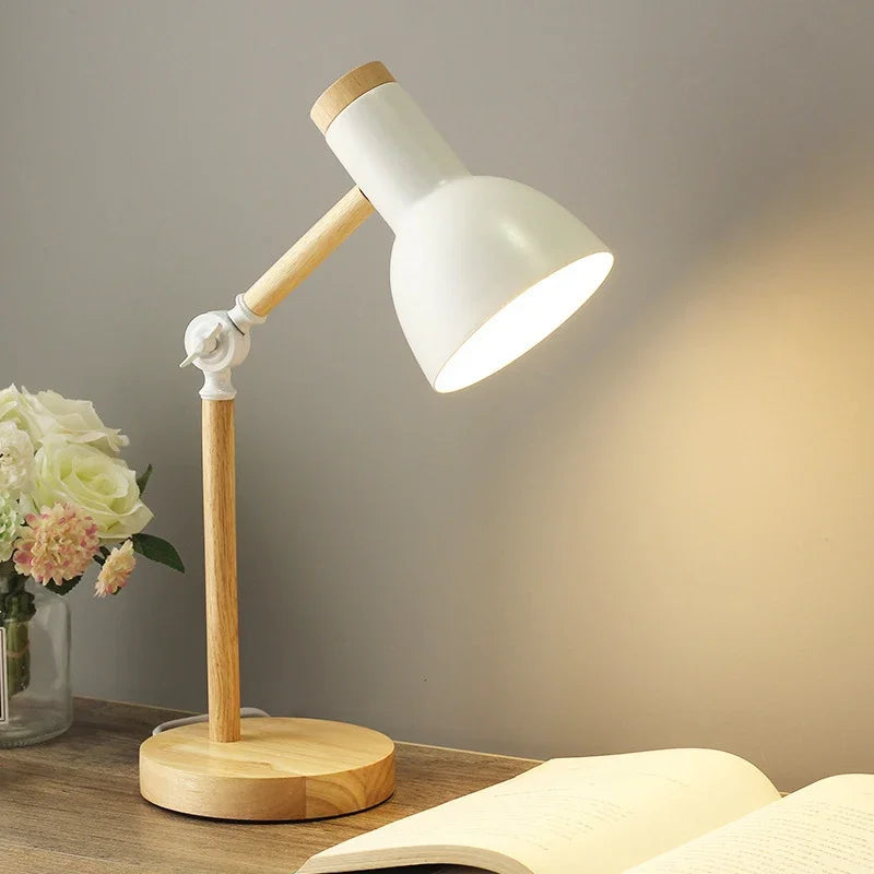 Justerbar bordslampa i trä | Nordisk belysning