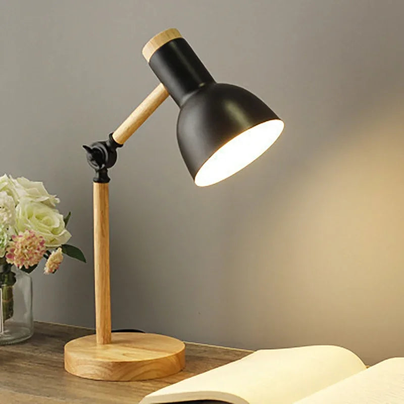 Justerbar bordslampa i trä | Nordisk belysning