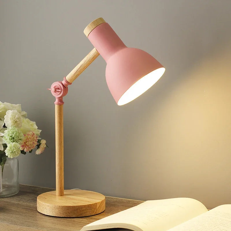 Justerbar bordslampa i trä | Nordisk belysning
