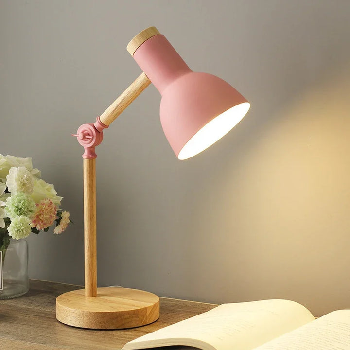 Justerbar bordslampa i trä | Nordisk belysning