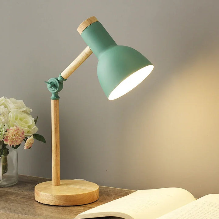 Justerbar bordslampa i trä | Nordisk belysning