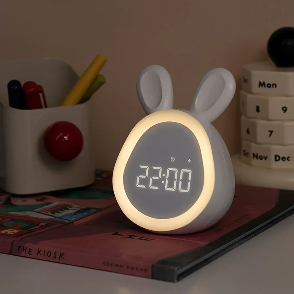 Söt barnklocka med LED-display, nattljus och alarm – Kaninform för pojkar och flickor, perfekt för barnrum och mjuk uppvaknande