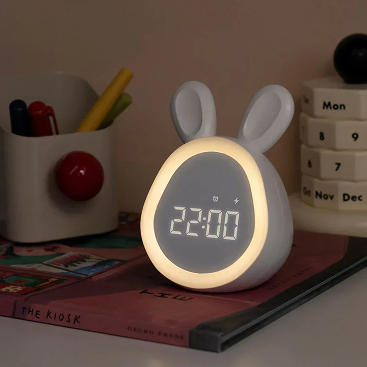 Söt barnklocka med LED-display, nattljus och alarm – Kaninform för pojkar och flickor, perfekt för barnrum och mjuk uppvaknande