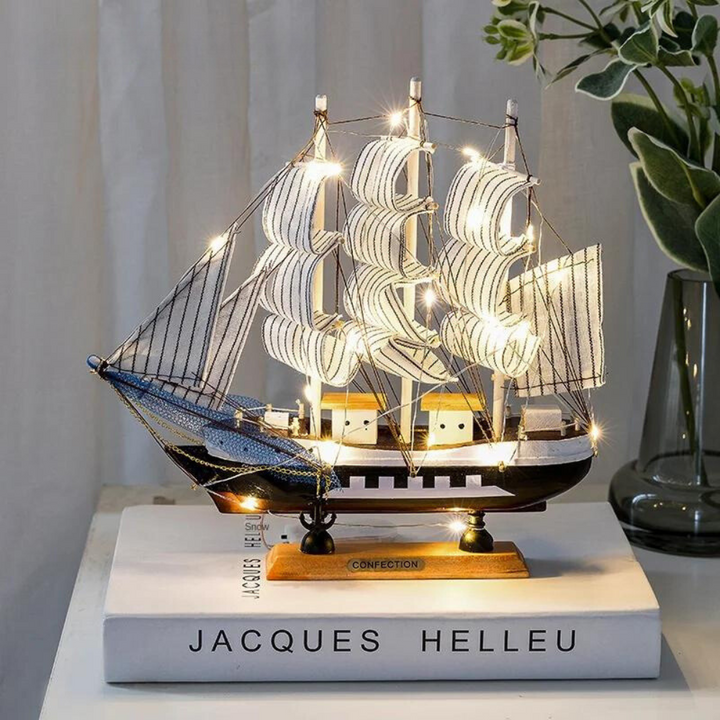 Karnz | Royaleva Nordic Trä Segelbåt Skulptur - LED-belyst dekorativt föremål, batteridriven