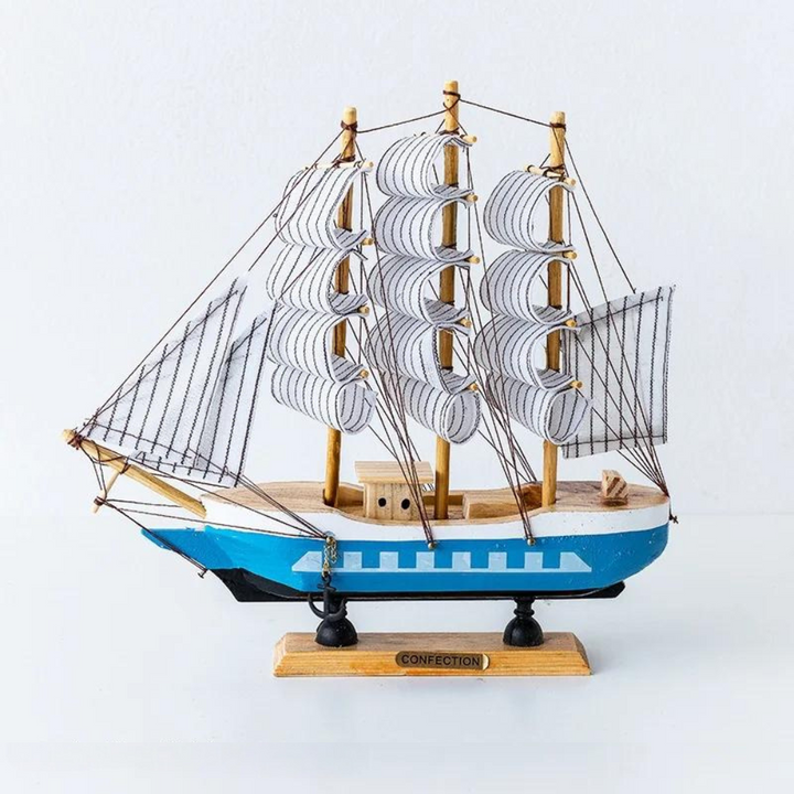 Karnz | Royaleva Nordic Trä Segelbåt Skulptur - LED-belyst dekorativt föremål, batteridriven