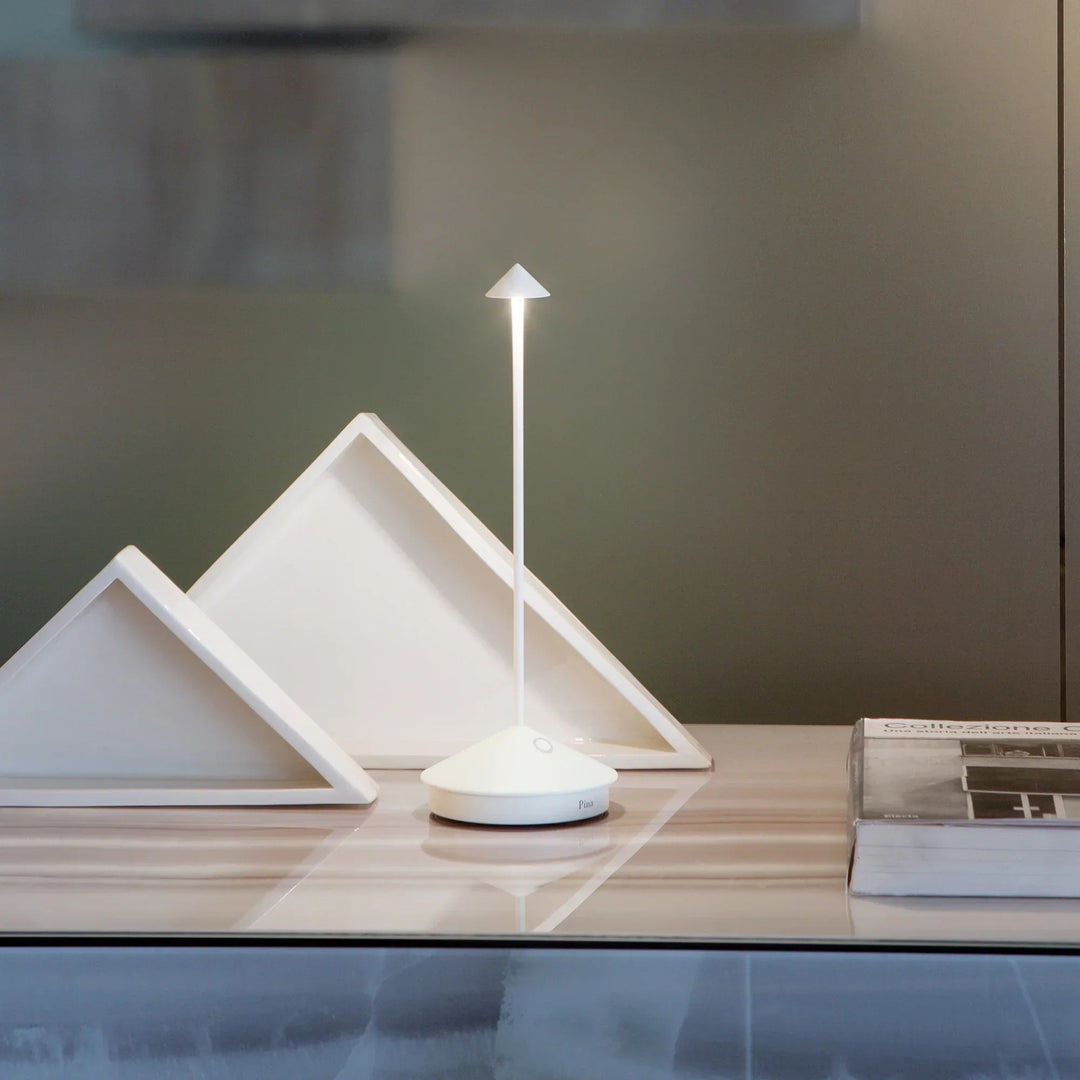 Bärbar LED Bordslampa Lumora – Dimbar, Väderbeständig &amp; Stilig | Karnz