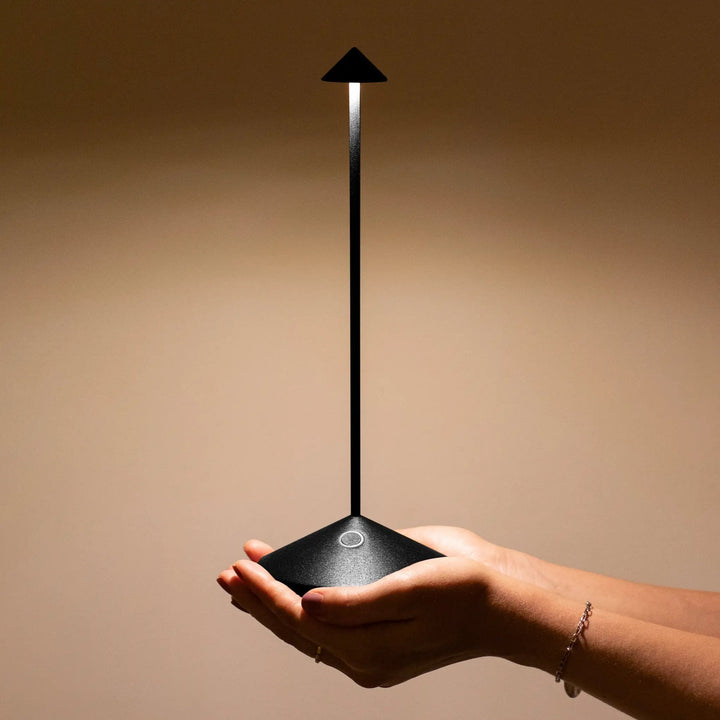 Bärbar LED Bordslampa Lumora – Dimbar, Väderbeständig &amp; Stilig | Karnz