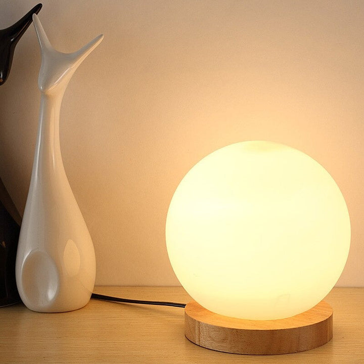 Rund LED-nattlampa med satinert glas och träfot | Karnz