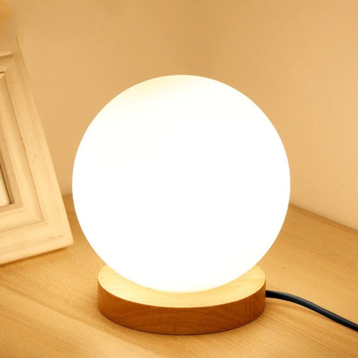 Rund LED-nattlampa med satinert glas och träfot | Karnz