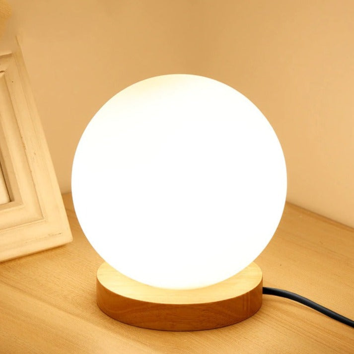 Rund LED-nattlampa med satinert glas och träfot | Karnz