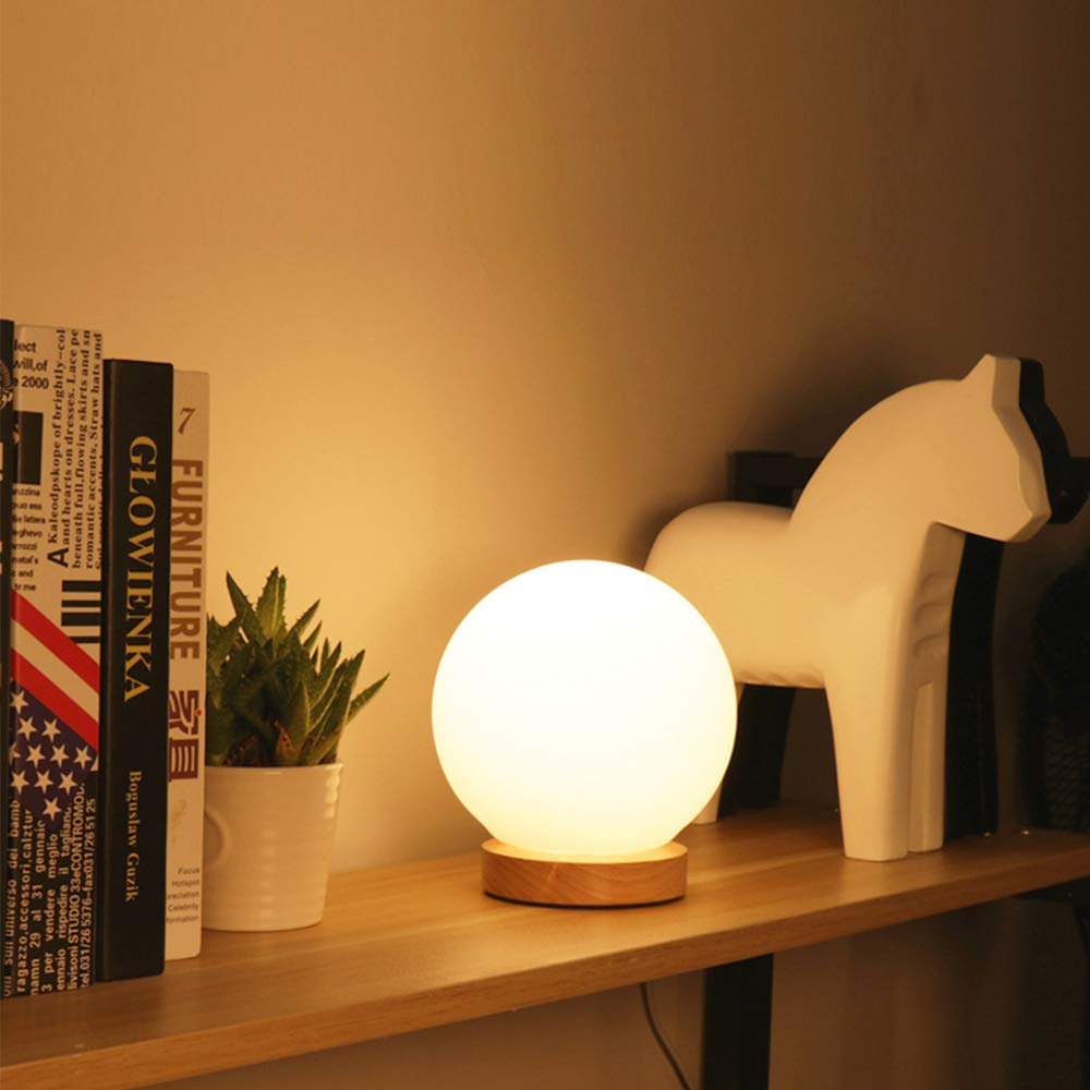 Rund LED-nattlampa med satinert glas och träfot | Karnz