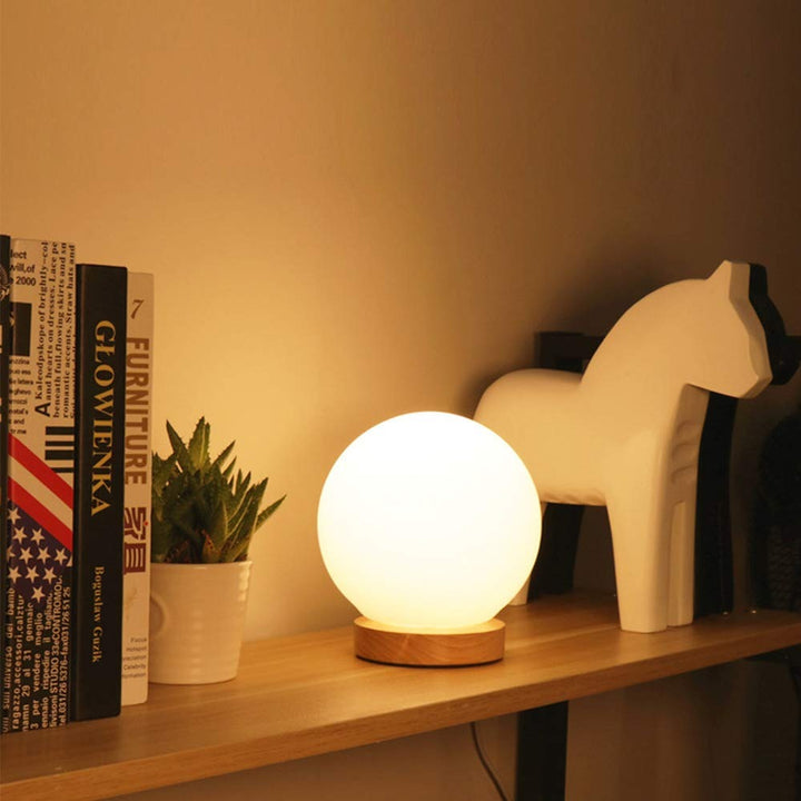 Rund LED-nattlampa med satinert glas och träfot | Karnz