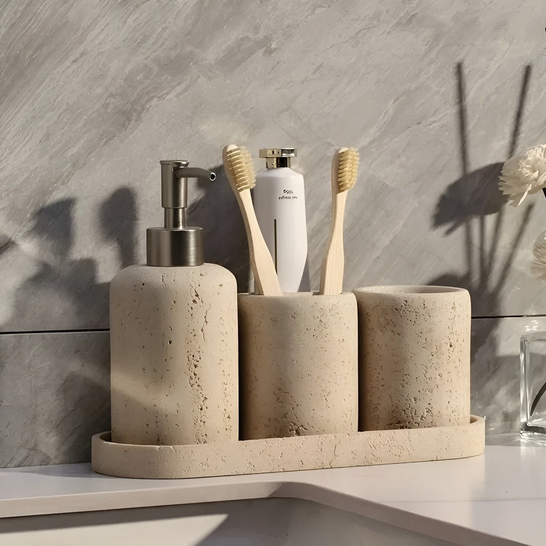 Tandborsthållare i natursten – med tvålpump och hylla | Eleganta badaccessoarer i travertin