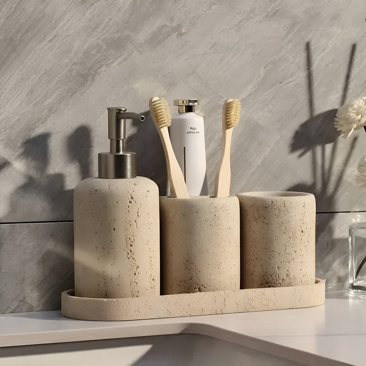 Tandborsthållare i natursten – med tvålpump och hylla | Eleganta badaccessoarer i travertin