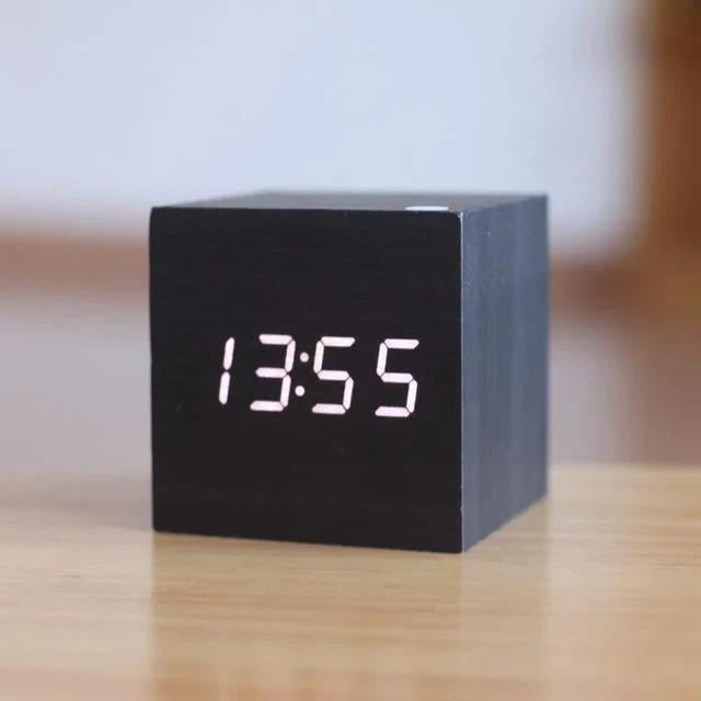 Digital träklocka med LED-display