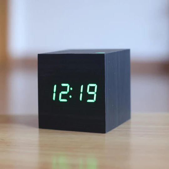 Digital träklocka med LED-display