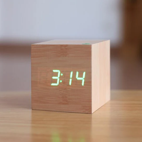 Digital träklocka med LED-display